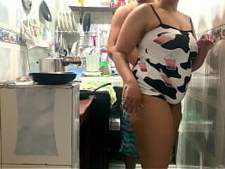 Se&ntilde_ora Venezolana Casada Me Hace Limpieza En El Apartamento!