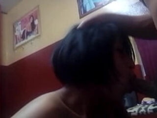 Chica emo le encanta mamar verga