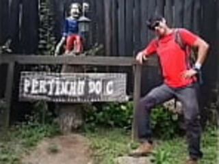 Нахальный перуанец учит, как рассчитывать электрический ток.