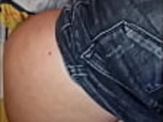 Encuentro a mi peque&ntilde_a hermanastra India con el pantal&oacute_n bajado en mi cama, se lo quito y la follo duro hasta que me corro en su