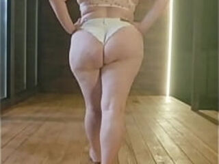 Русская модель с огромной задницей позирует для своего канала в телеграм