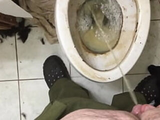 FatAssSmallDick takes a pee