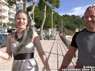 Deutsches Model auf der Stra&szlig_e von Mallorca zum ersten Porno eingeladen