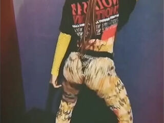 Anitta rebolando igual uma vagabunda!!