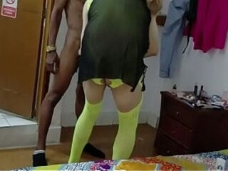 sexy crossdresser se entrega a su amante, un moreno con una enorme vergota de 25 cm, lo pone a mamar y le da la mejor cogida de su vida