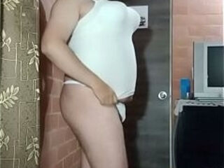 Lizzanna en sexy ropa deportiva, hace ejercicio con su verga