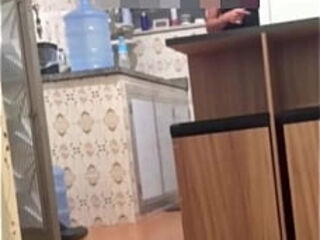 Belinha Hotwife se exibindo em dose dupla: seduziu o entregador e depois o moto Uber. Ganhou duas gozadas na boquinha!