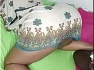 Seule &agrave_ la maison avec sa belle-s&oelig_ur, elle est entr&eacute_e dans sa chambre et a fini par la baiser