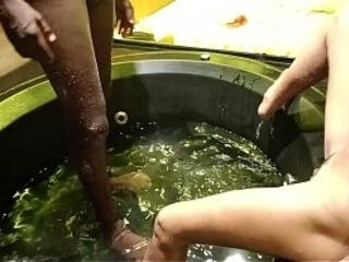 Neg&atilde_o pirocudo pediu a novinha magrinha casada fudeu ela todinha na frente do marido